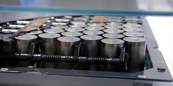 億緯鋰能第33工廠正式投產，首顆圓柱電池下線